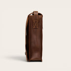 Bandolera OLKI Lautaro de cuero vacuno color chocolate, con solapa y cierre metálico con imán.