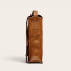 Bandolera vertical de cuero genuino OLKI Lautaro Habano con solapa y correa ajustable. Estilo rústico y atemporal.
