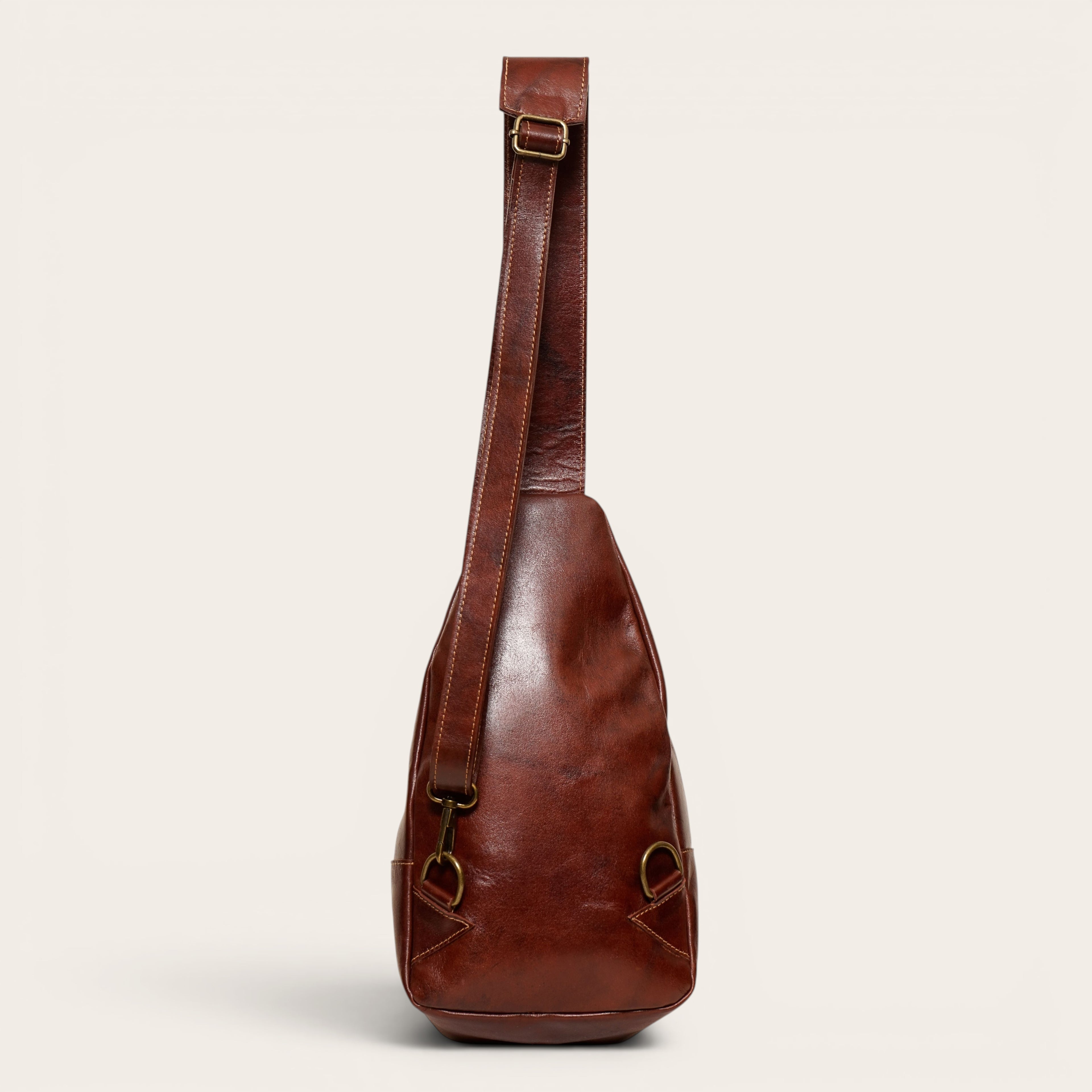 Bandolera Cunco Castaño de cuero de vacuno de OLKI con correa ajustable y herrajes envejecidos. Capacidad 3.5L.