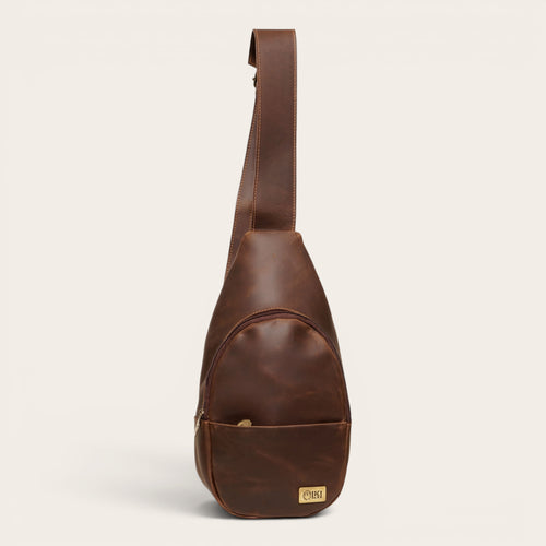 Bandolera Cunco de cuero natural color chocolate de OLKI con bolsillo exterior y cierre seguro. Ideal para uso diario.