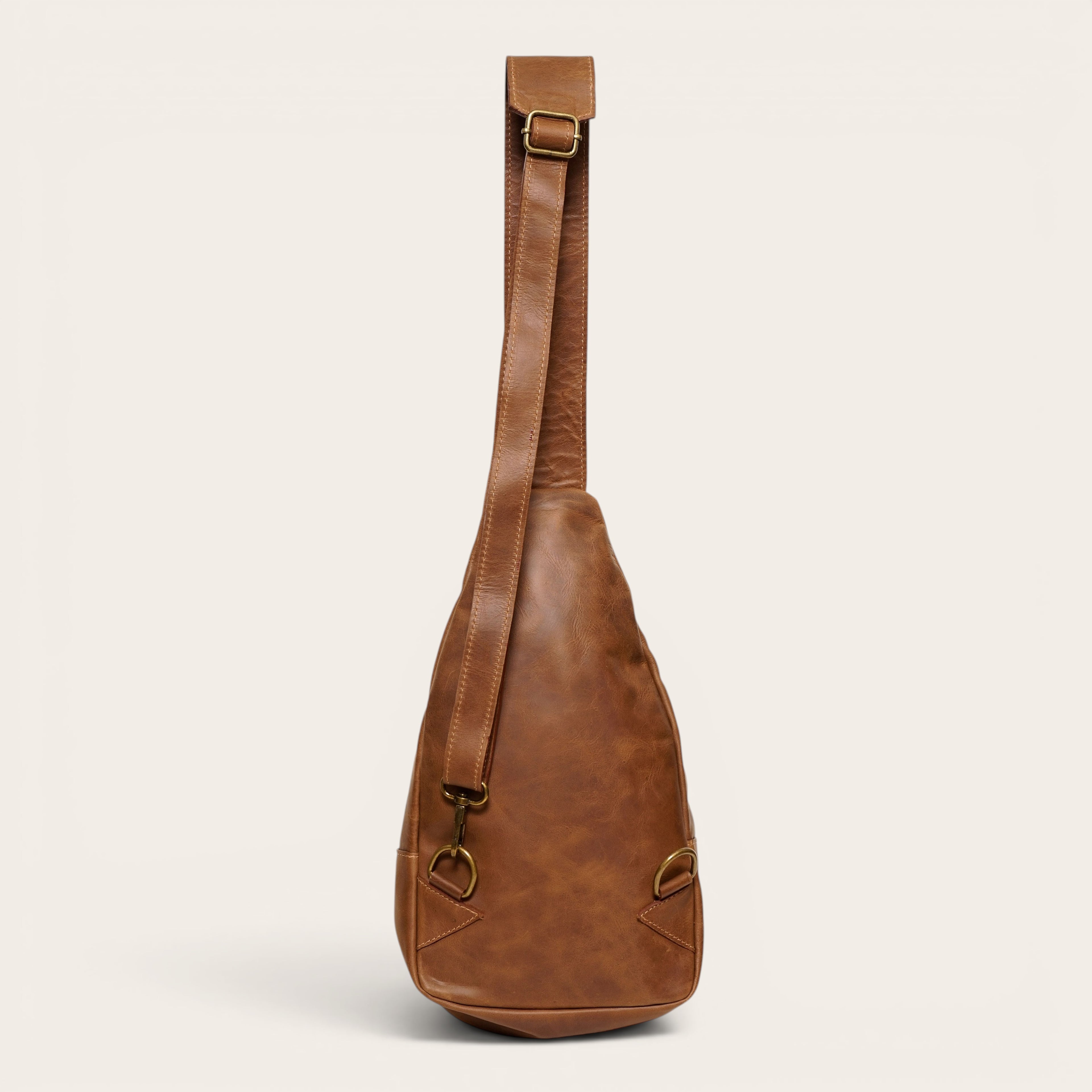 Bandolera Cunco Habano de cuero natural de vacuno en color marrón, con correa ajustable y detalles metálicos envejecidos. OLKI