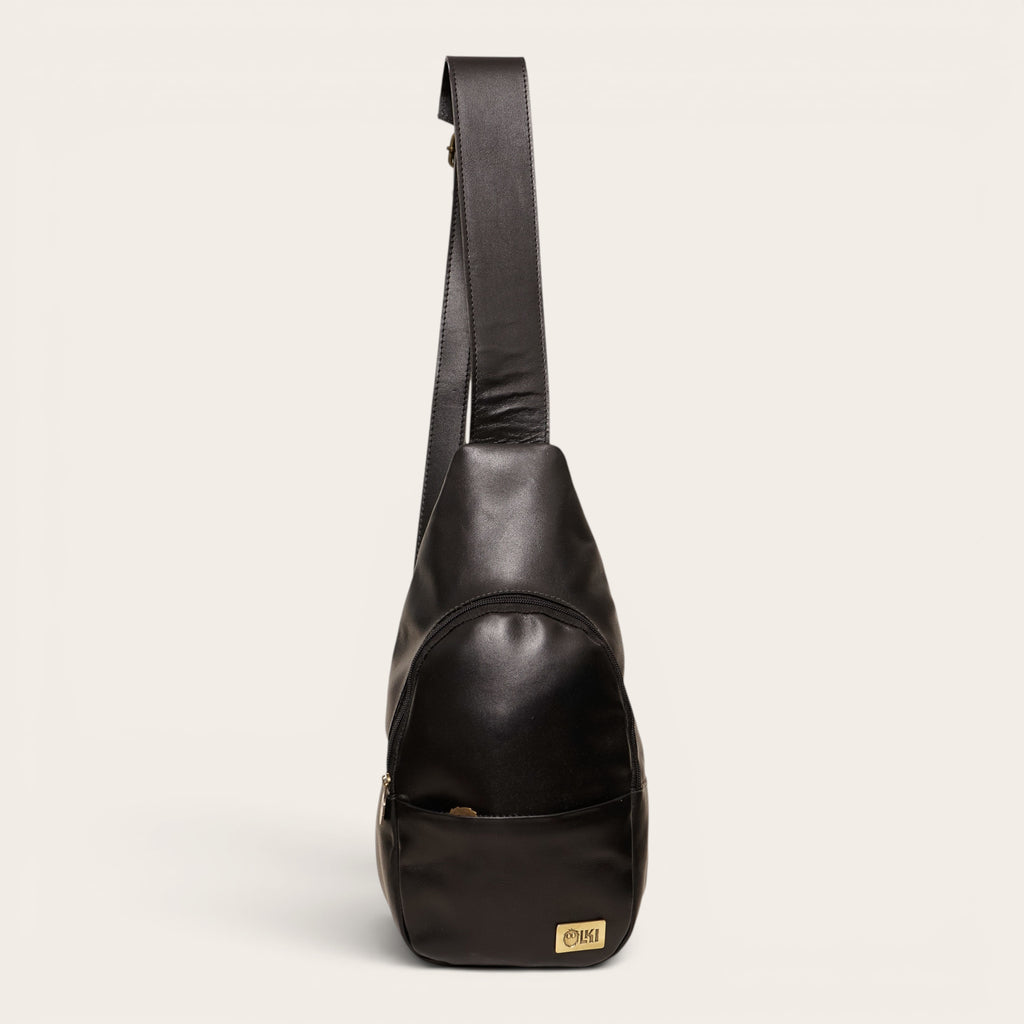 Bandolera Cunco Negro de cuero negro de OLKI con correa ajustable y bolsillo exterior. Diseño ergonómico para uso diario.