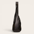 Bandolera Cunco Negro de cuero negro de OLKI con correa ajustable y herrajes envejecidos. Diseño ergonómico de 3.5 litros.