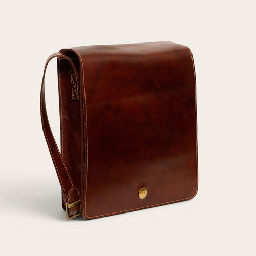 Bandolera OLKI Lautaro Castaño de cuero marrón con solapa y cierre metálico dorado. Ideal para hombre.