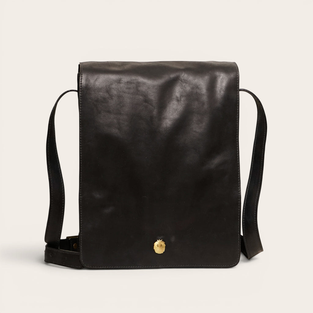 Bandolera negra de cuero genuino OLKI Lautaro con cierre imantado y correa ajustable. Ideal para hombre.