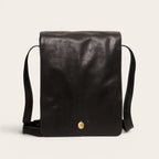 Bandolera negra de cuero genuino OLKI Lautaro con cierre imantado y correa ajustable. Ideal para hombre.