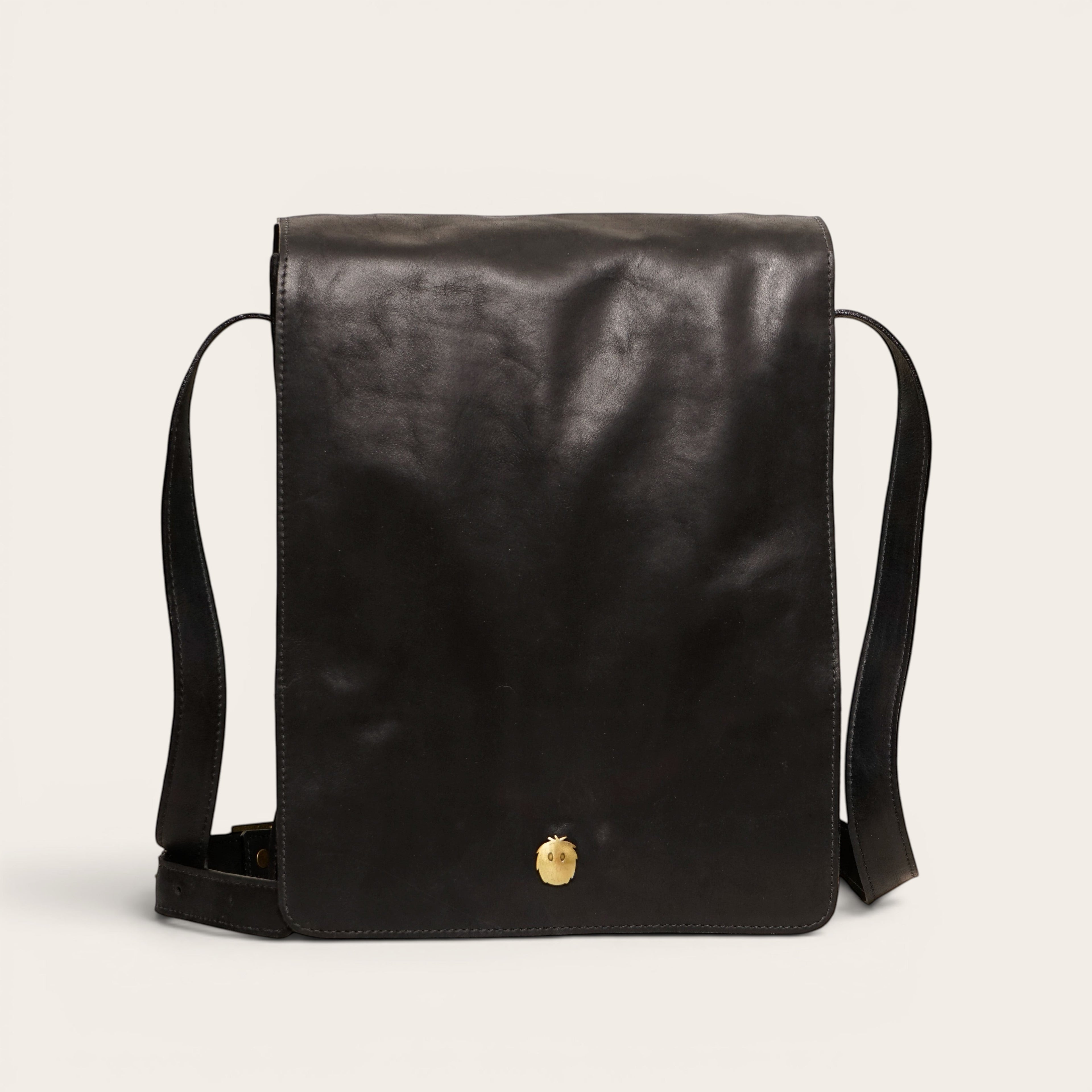 Bandolera negra de cuero genuino OLKI Lautaro con cierre imantado y correa ajustable. Ideal para hombre.