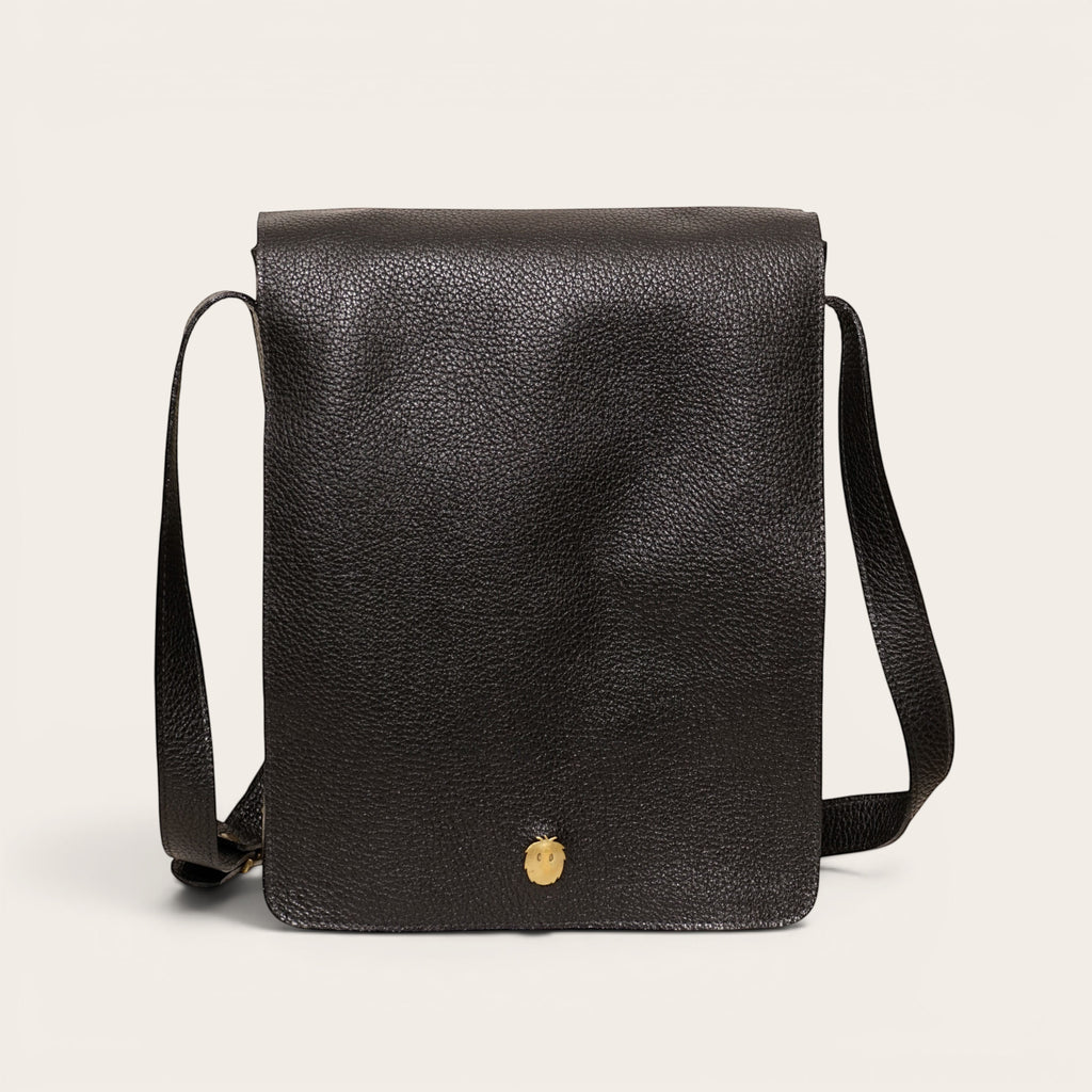 Bandolera OLKI Lautaro negra texturizada de cuero con detalle metálico dorado y correa ajustable.