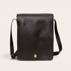 Bandolera OLKI Lautaro negra texturizada de cuero con detalle metálico dorado y correa ajustable.