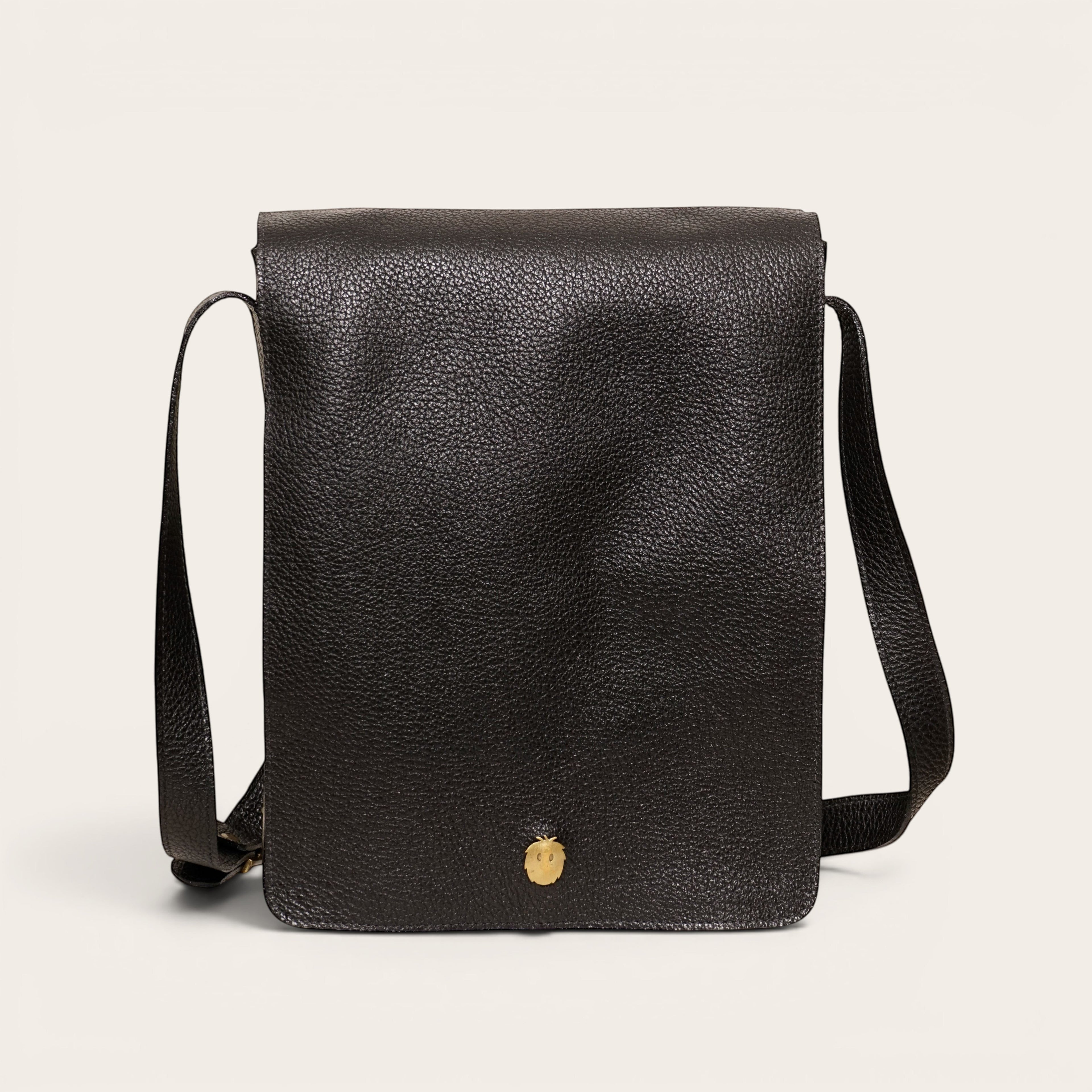 Bandolera OLKI Lautaro negra texturizada de cuero con detalle metálico dorado y correa ajustable.
