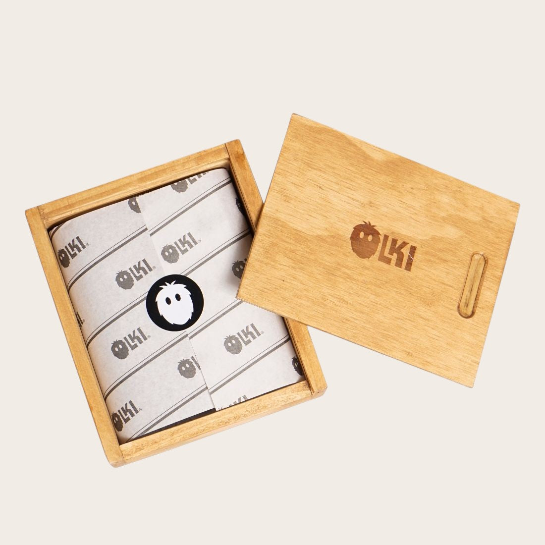Billetera Ancoa Negro de cuero de OLKI, con múltiples compartimentos y logo grabado. Presentada en caja de madera.
