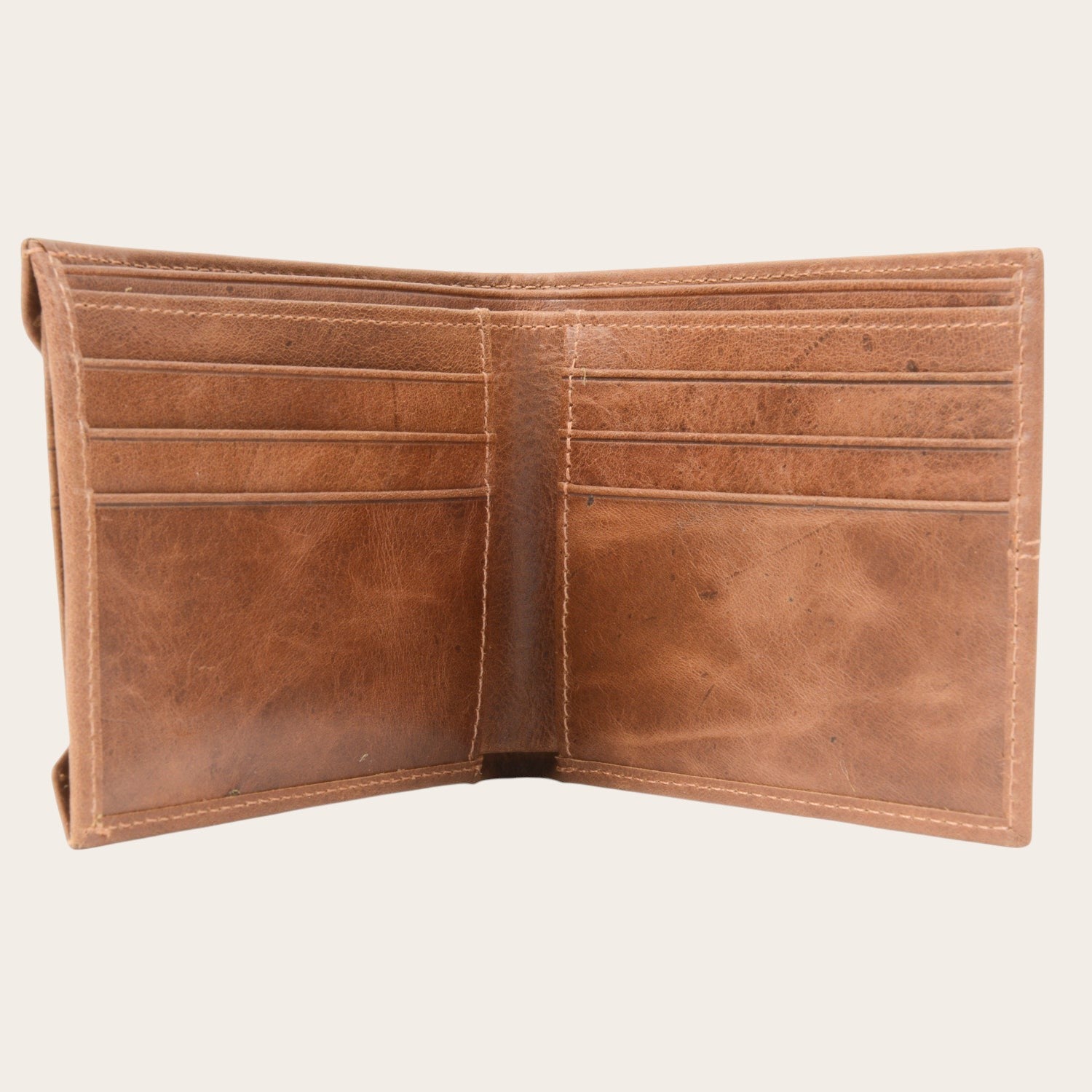 Billetera OLKI Ancoa Habano de cuero marrón con múltiples ranuras para tarjetas y compartimentos para billetes.