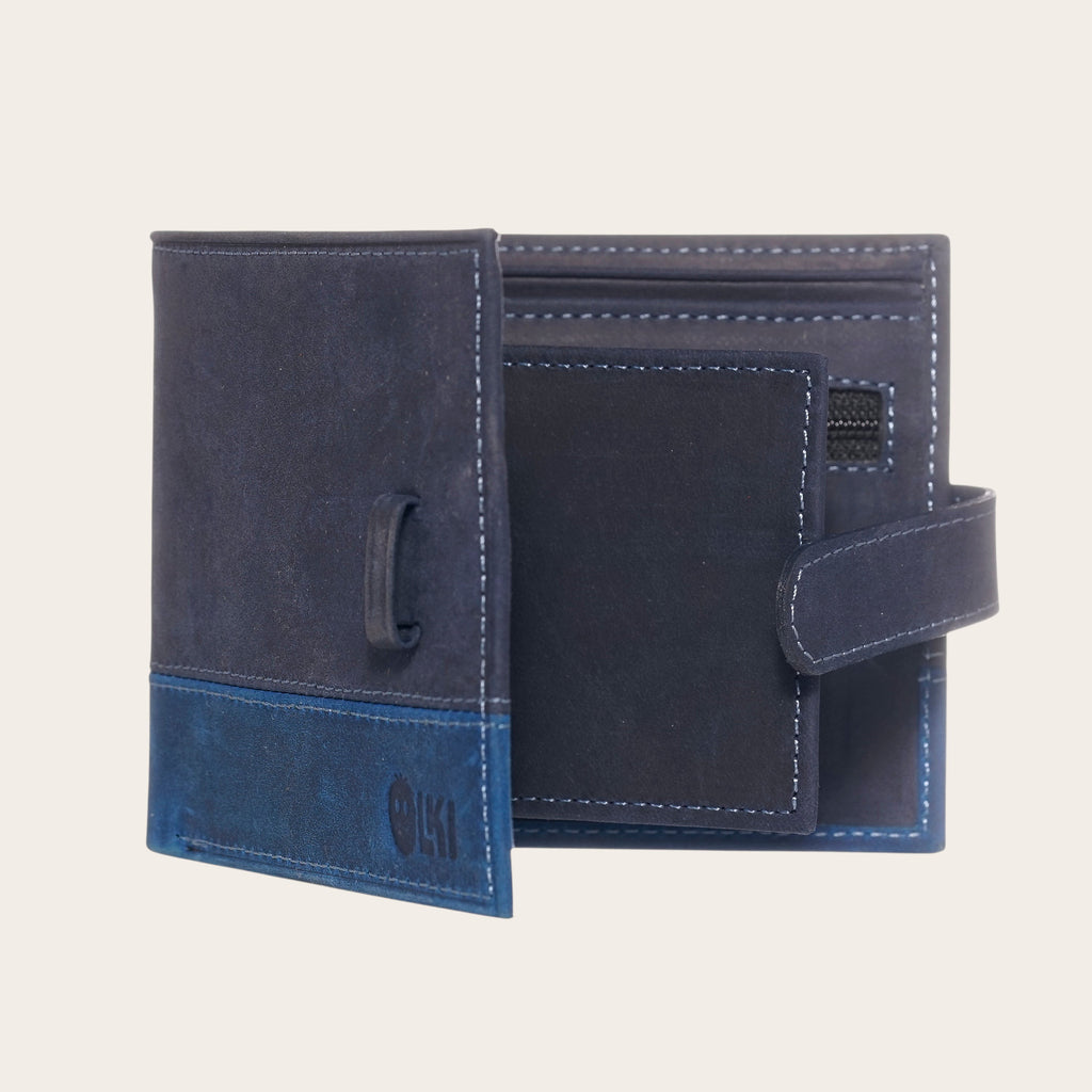 Billetera OLKI Dalcahue azul marino y azul vibrante en cuero mate con costuras contrastantes y cierre con pasador.
