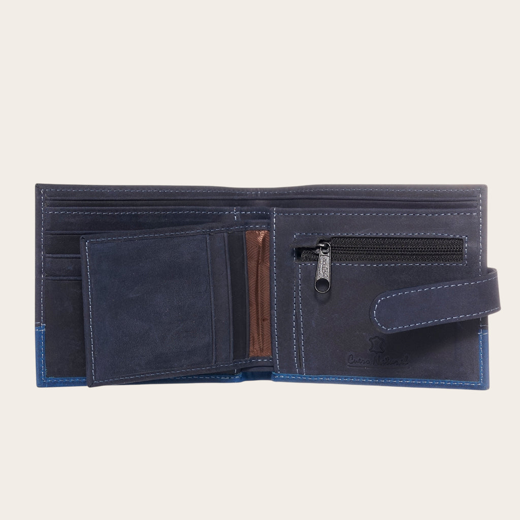 Billetera OLKI Dalcahue azul marino de cuero con costuras en contraste y con pasador. Múltiples compartimentos para tarjetas y monedas.