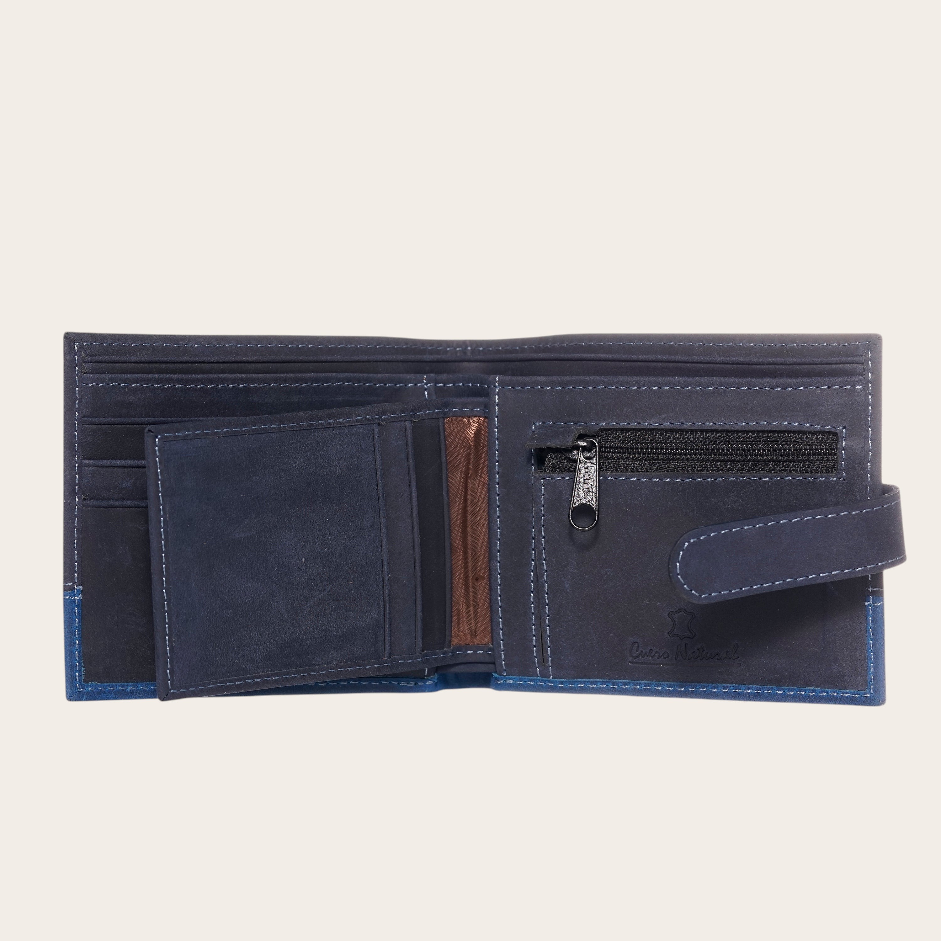 Billetera OLKI Dalcahue azul marino de cuero con costuras en contraste y con pasador. Múltiples compartimentos para tarjetas y monedas.