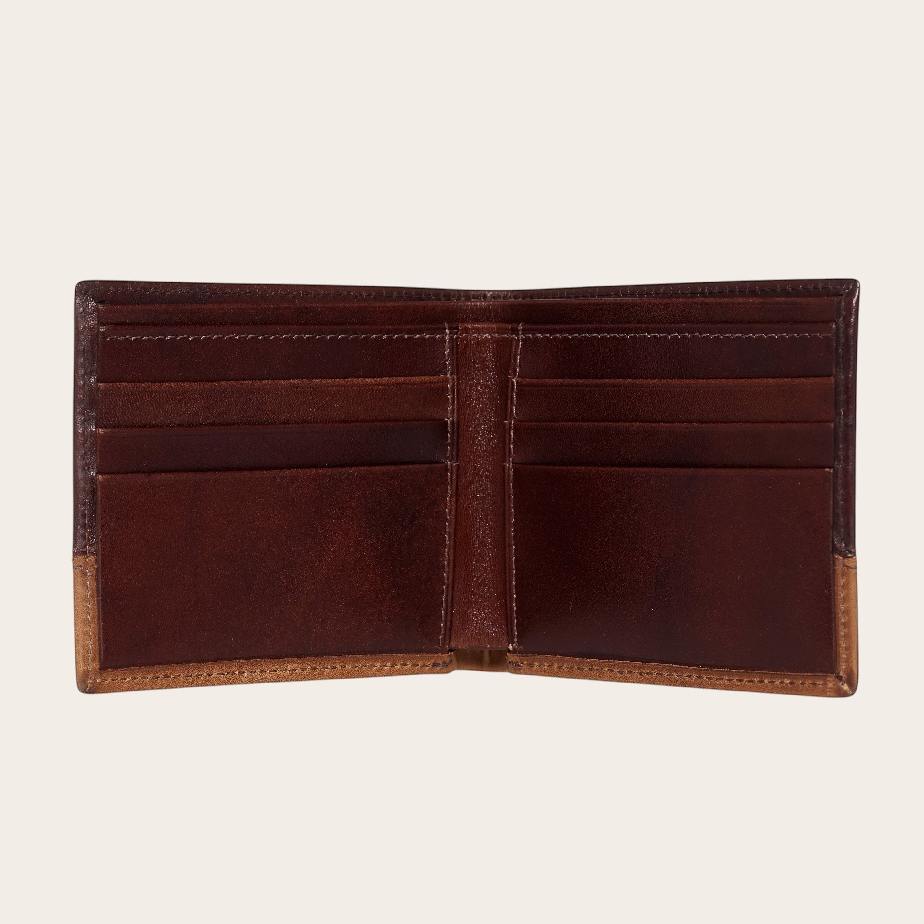 Billetera OLKI Ñuble Bicolor de cuero marrón con múltiples compartimentos para tarjetas y efectivo.