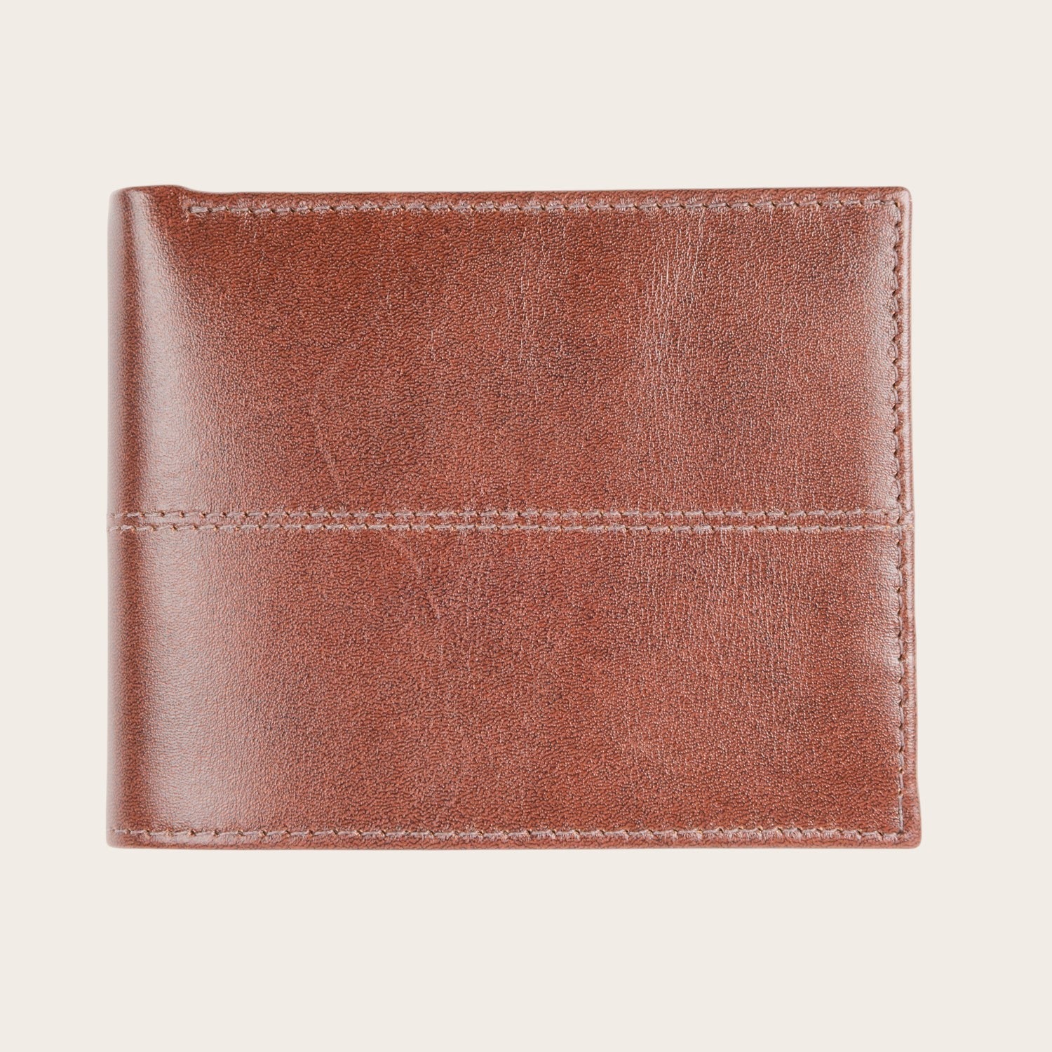 Billetera OLKI Ancoa de cuero vacuno color castaño con 6 espacios para tarjetas y doble separador de billetes.