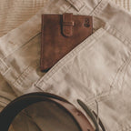 Billetera OLKI Lontué de cuero chocolate con cierre de correa y botón a presión, ideal para hombre.