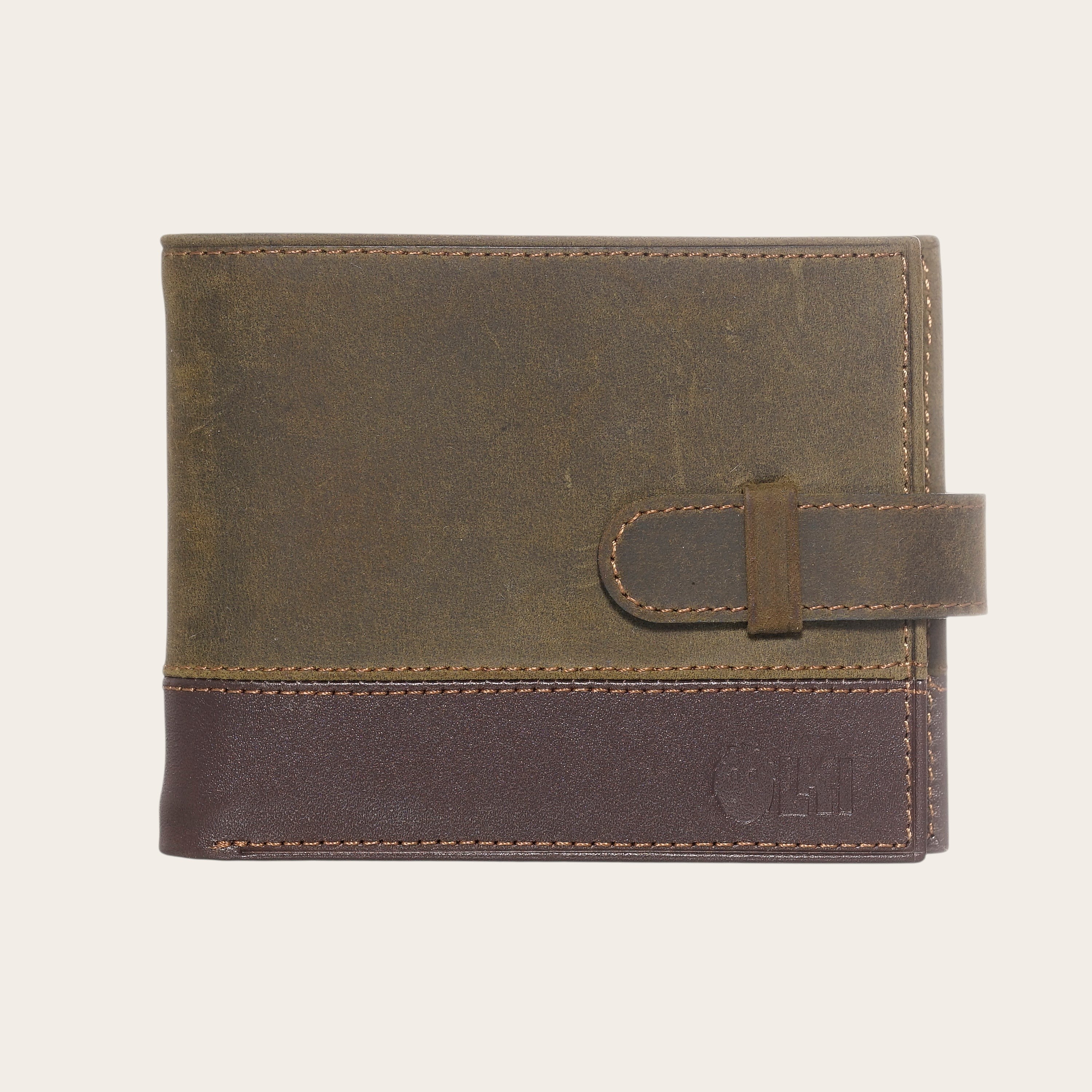 Billetera OLKI Dalcahue bi-fold de cuero verde musgo y marrón oscuro con tarjetero removible y botón con pasador.