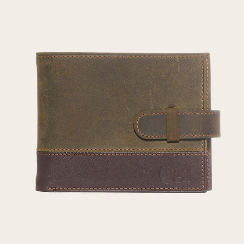 Billetera OLKI Dalcahue bi-fold de cuero verde musgo y marrón oscuro con tarjetero removible y botón con pasador.