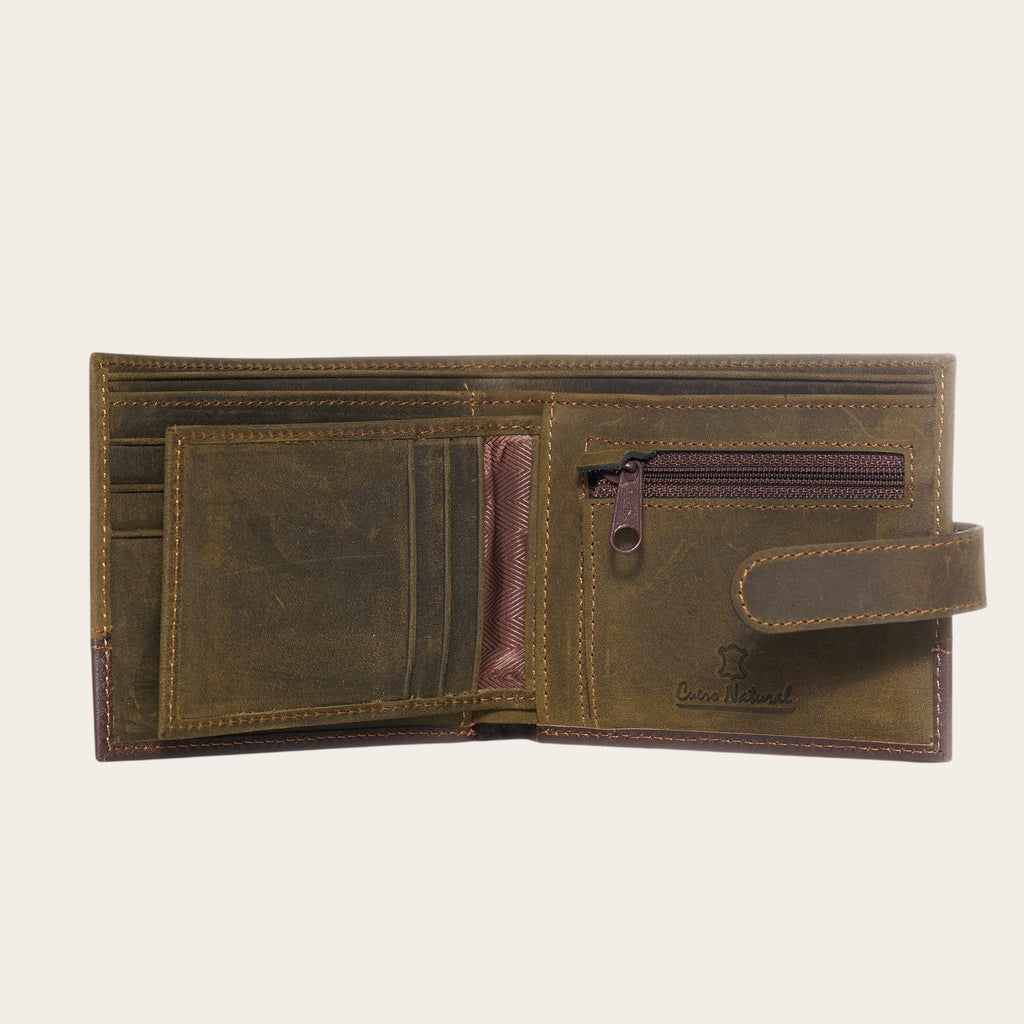 Billetera OLKI Dalcahue de cuero verde musgo con detalles en marrón oscuro y cierre con pasador.