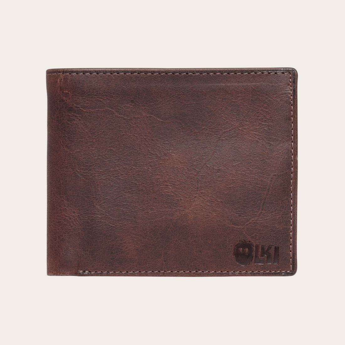 Billetera OLKI Ñuble de cuero marrón chocolate con acabado envejecido y costuras visibles. Diseño clásico y funcional.