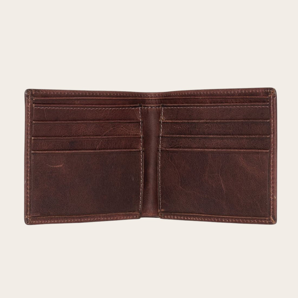 Billetera OLKI Ñuble Chocolate de cuero con múltiples ranuras para tarjetas y compartimentos para billetes. Diseño clásico y acabado envejecido.