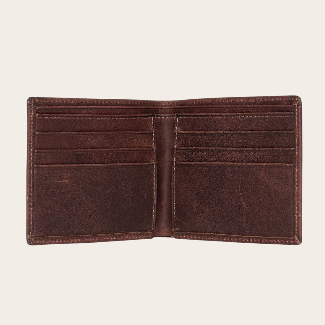 Billetera OLKI Ñuble Chocolate de cuero con múltiples ranuras para tarjetas y compartimentos para billetes. Diseño clásico y acabado envejecido.