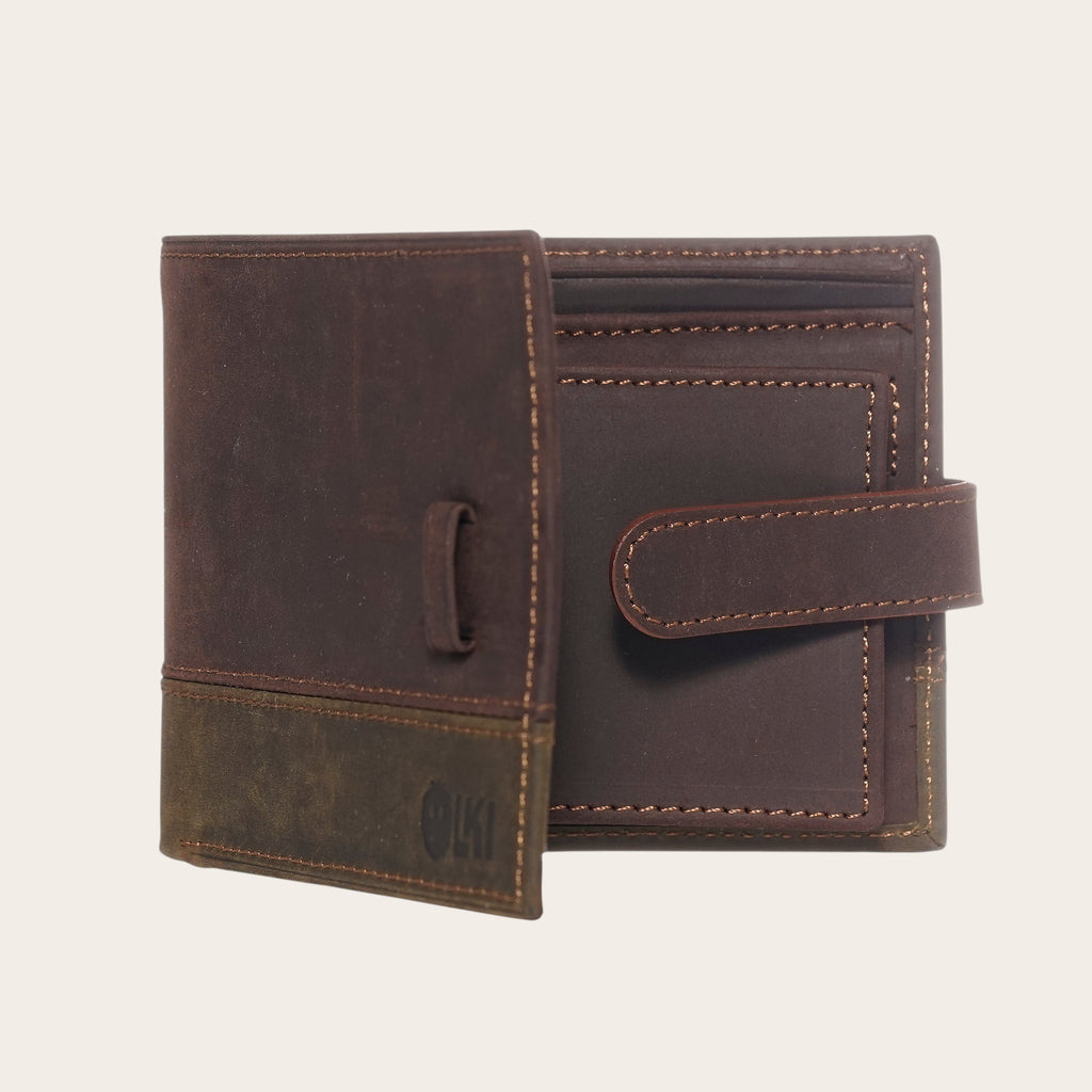Billetera OLKI Dalcahue de cuero marrón chocolate con panel inferior verde oliva y cierre de pasador.