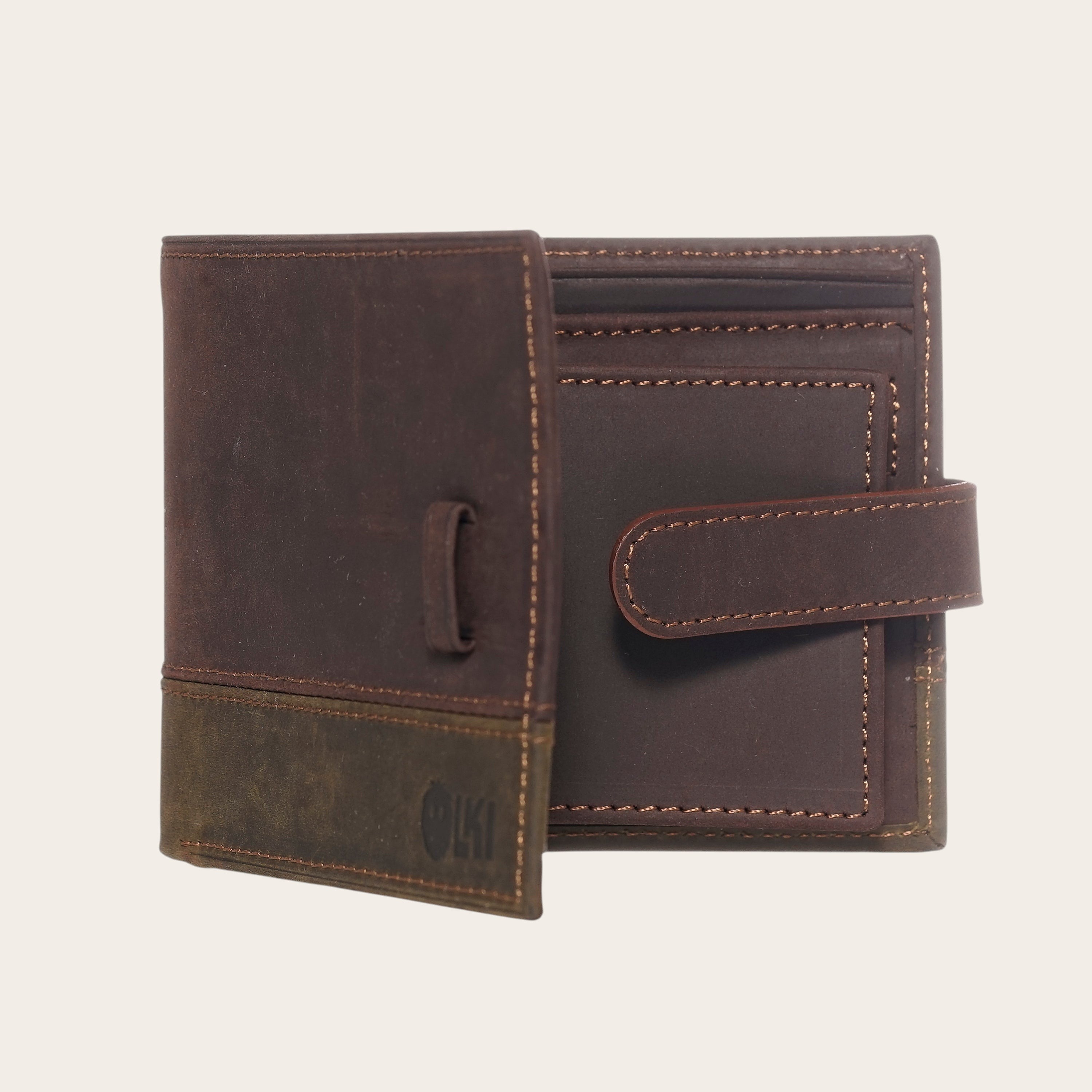 Billetera OLKI Dalcahue de cuero marrón chocolate con panel inferior verde oliva y cierre de pasador.