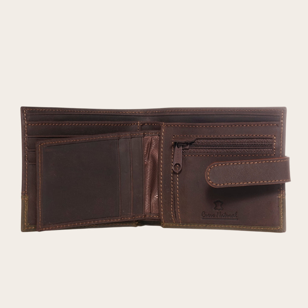 Billetera OLKI Dalcahue de cuero genuino en chocolate con panel inferior verde oliva, múltiples compartimentos y cierre de pasador.