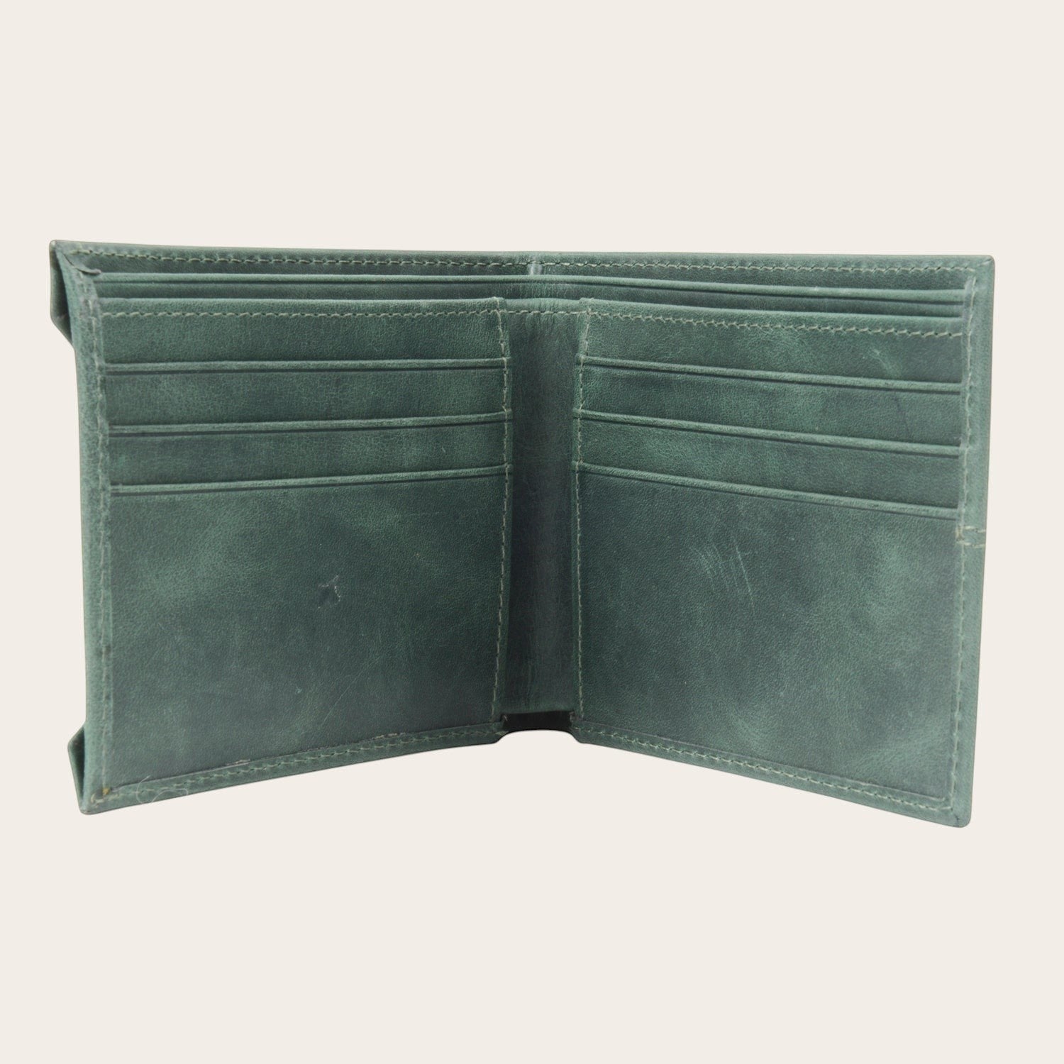 Billetera Ancoa Verde de cuero con múltiples ranuras para tarjetas y espacio para billetes. Diseño minimalista y funcional.