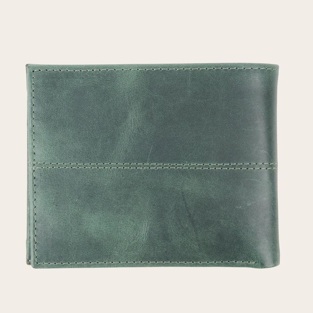 Billetera Ancoa Verde de cuero de OLKI con costuras visibles y diseño minimalista. Ideal para tarjetas y billetes.