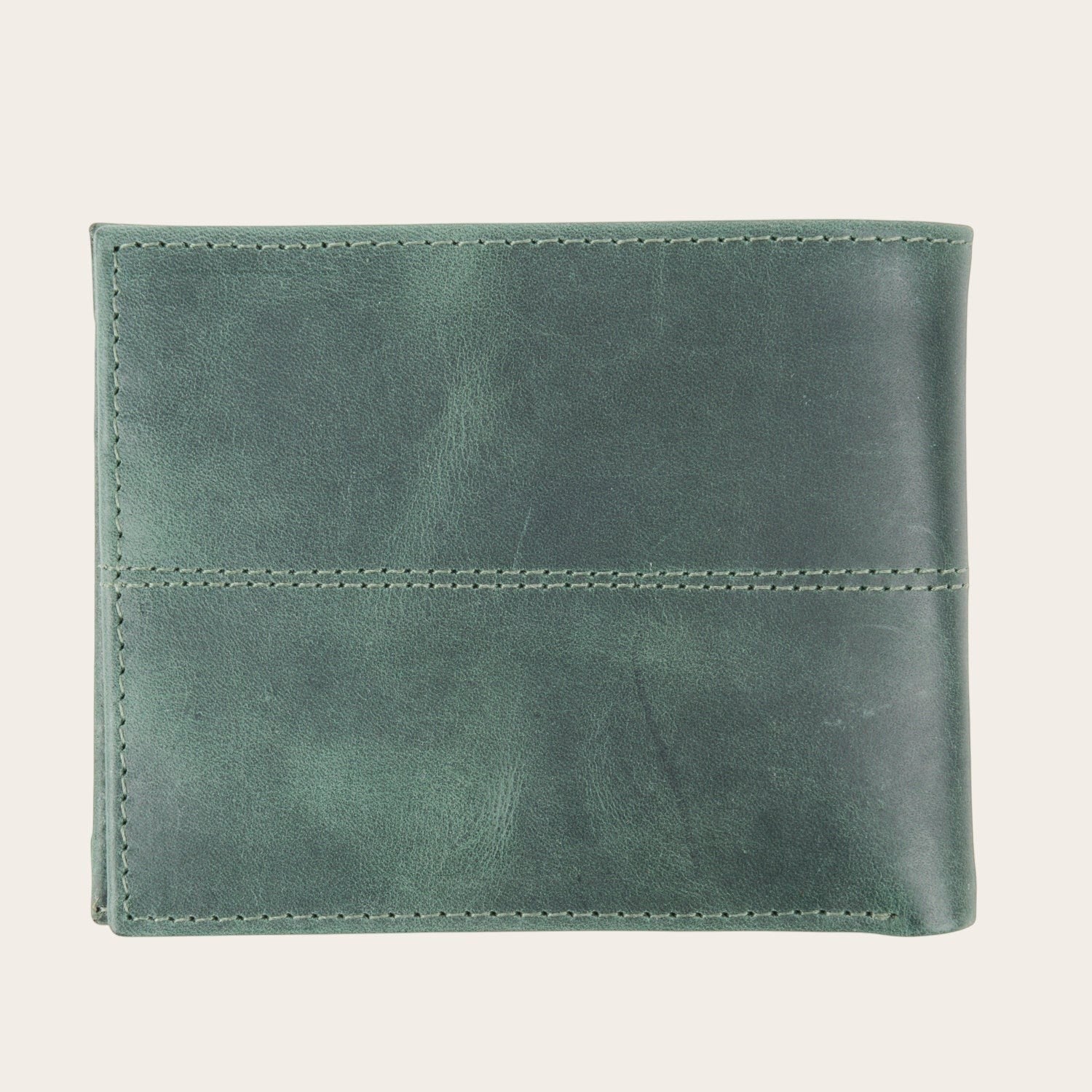Billetera Ancoa Verde de cuero de OLKI con costuras visibles y diseño minimalista. Ideal para tarjetas y billetes.