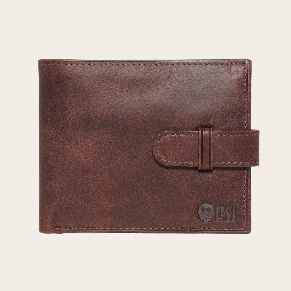 Billetera OLKI Lontué de cuero genuino color chocolate con cierre de correa y botón a presión.