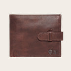 Billetera OLKI Lontué de cuero genuino color chocolate con cierre de correa y botón a presión.