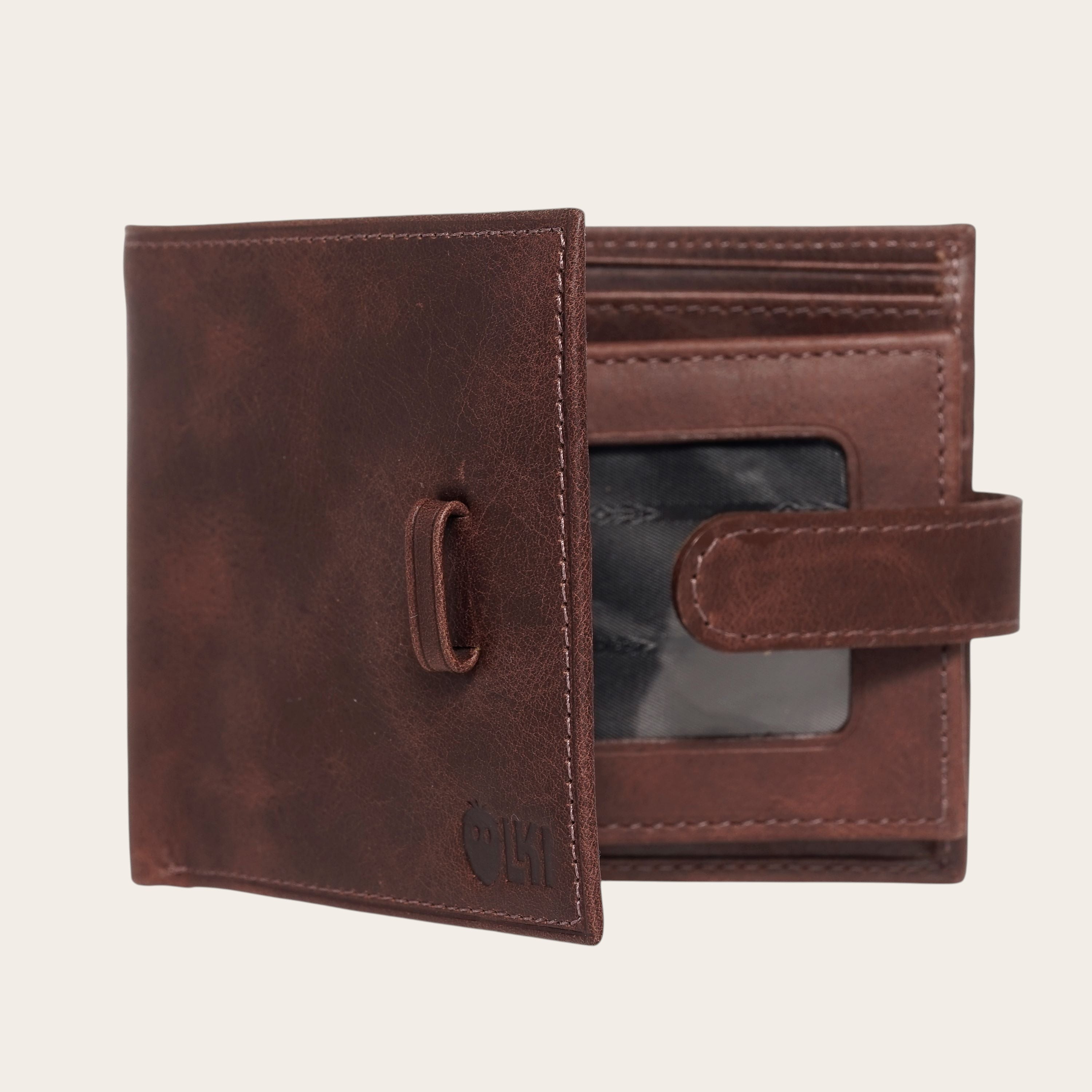 Billetera OLKI Lontué de cuero chocolate con cierre de correa y botón a presión, múltiples compartimentos y ventana para identificación.