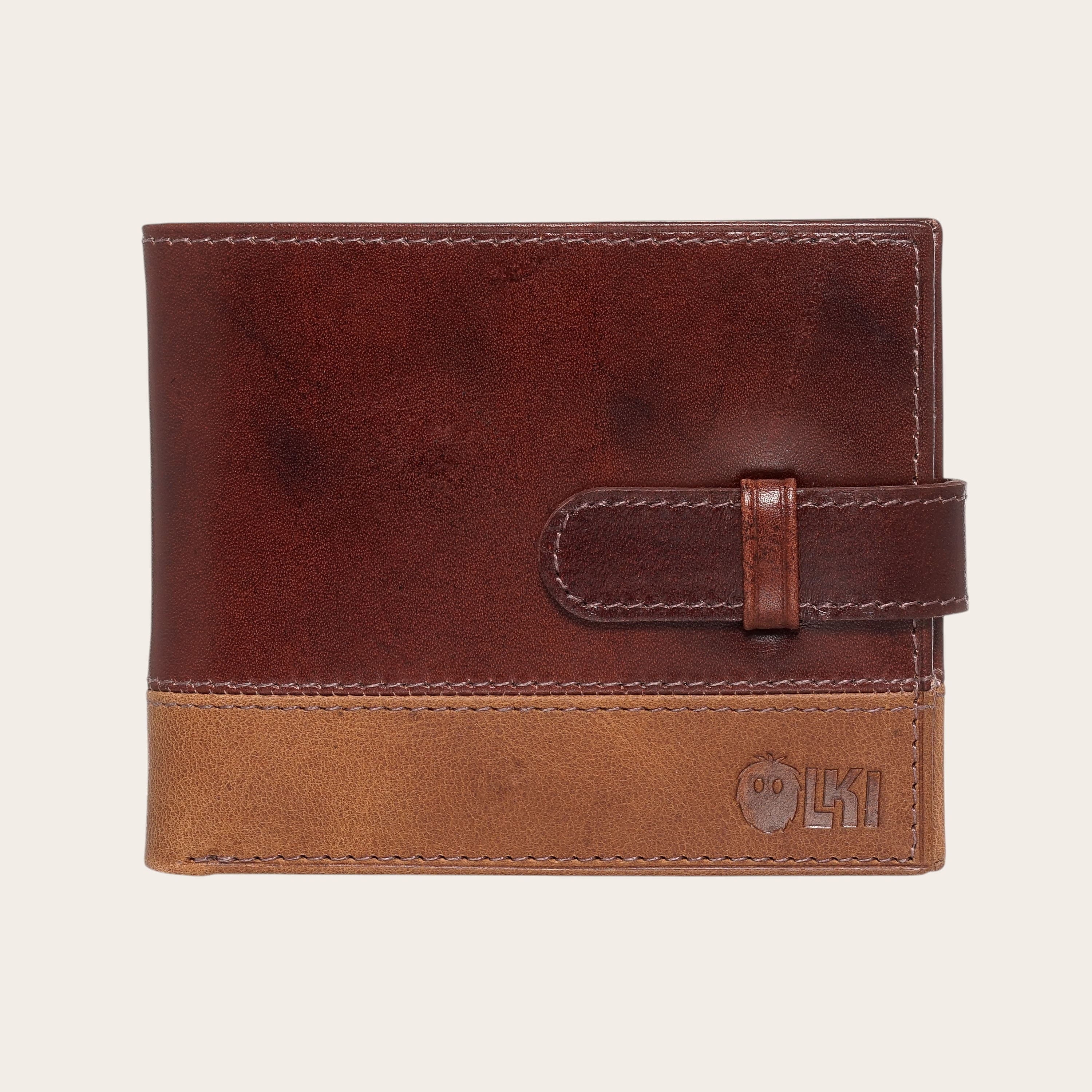 Billetera OLKI Lontué Bicolor de cuero marrón con cierre de correa y logo grabado.