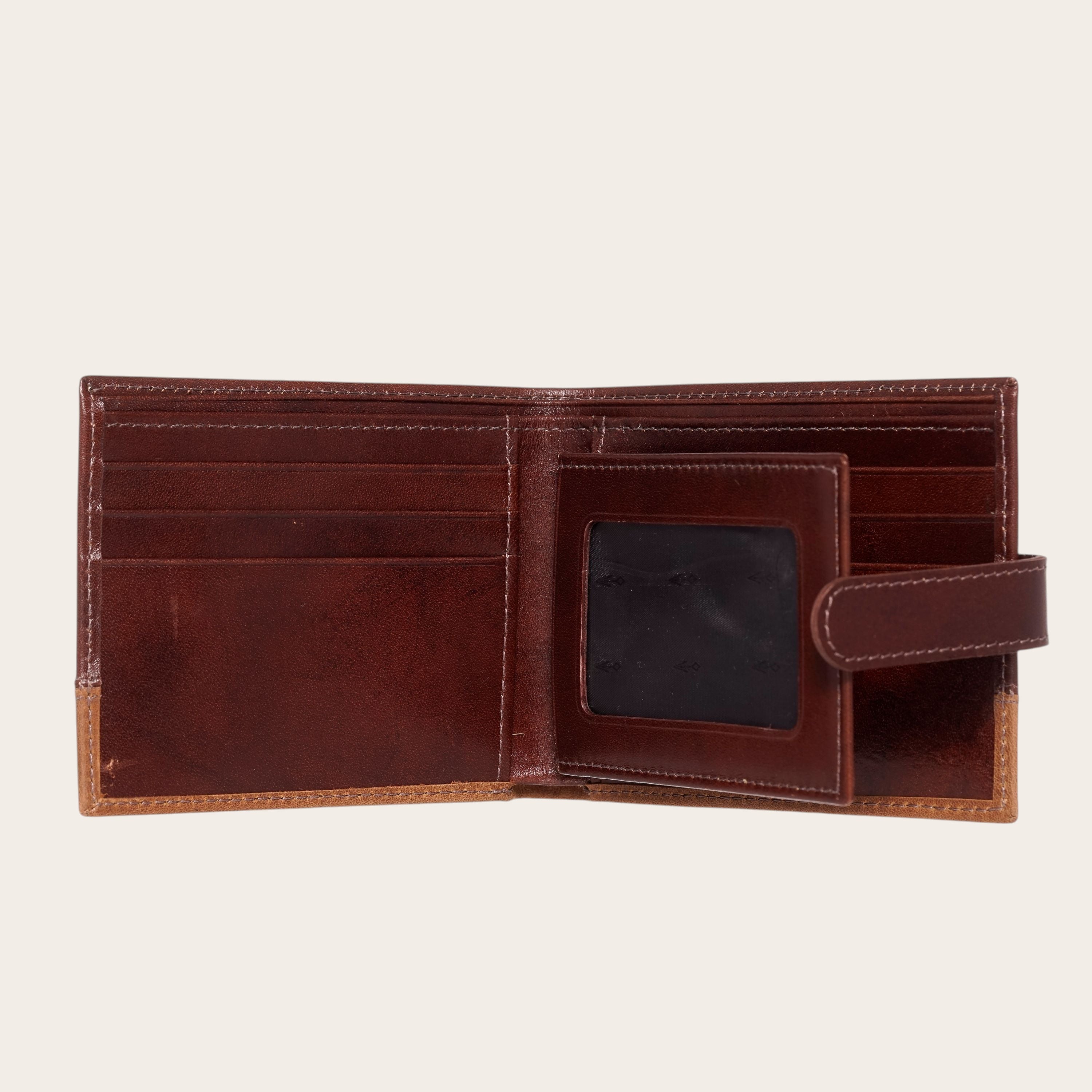 Billetera Lontué Bicolor de cuero marrón con múltiples ranuras para tarjetas y ventana para identificación. Cierre de botón.