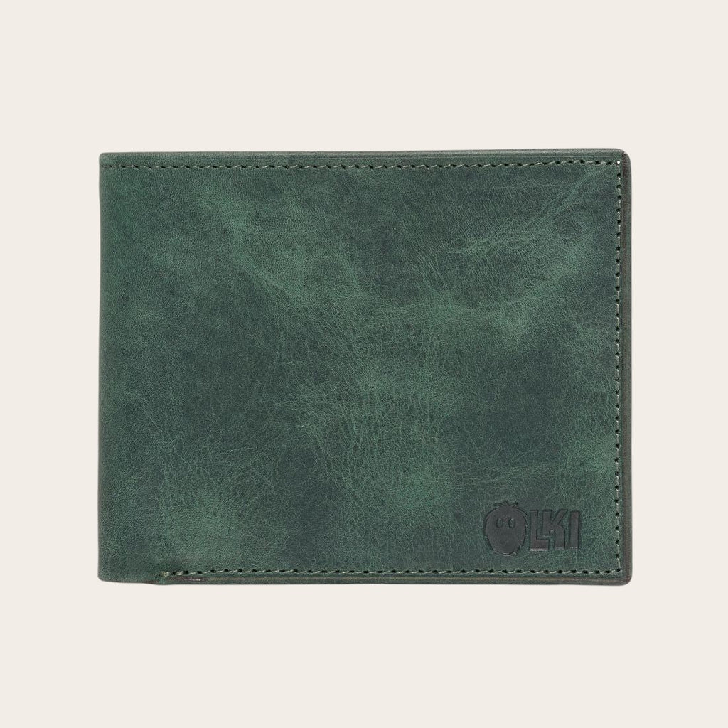 Billetera OLKI Ñuble verde musgo en cuero con acabado envejecido y logo grabado. Diseño plegable con múltiples ranuras.