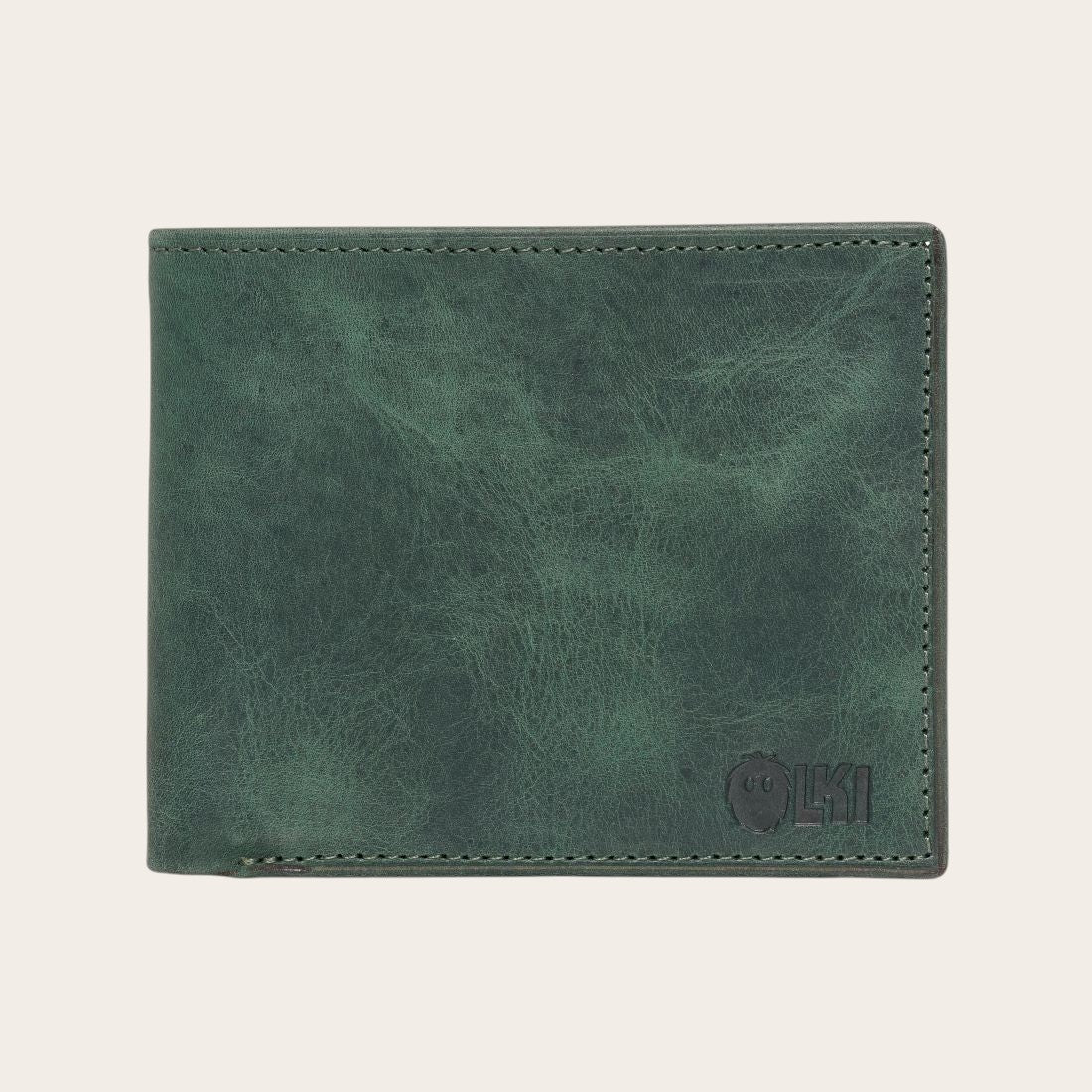 Billetera OLKI Ñuble verde musgo en cuero con acabado envejecido y logo grabado. Diseño plegable con múltiples ranuras.