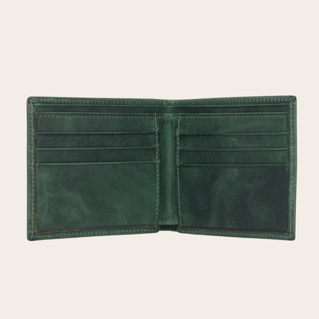 Billetera OLKI Ñuble verde musgo de cuero con múltiples ranuras para tarjetas y acabado envejecido.