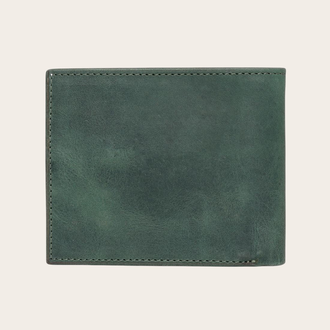 Billetera OLKI Ñuble verde musgo de cuero con acabado envejecido y costuras detalladas.