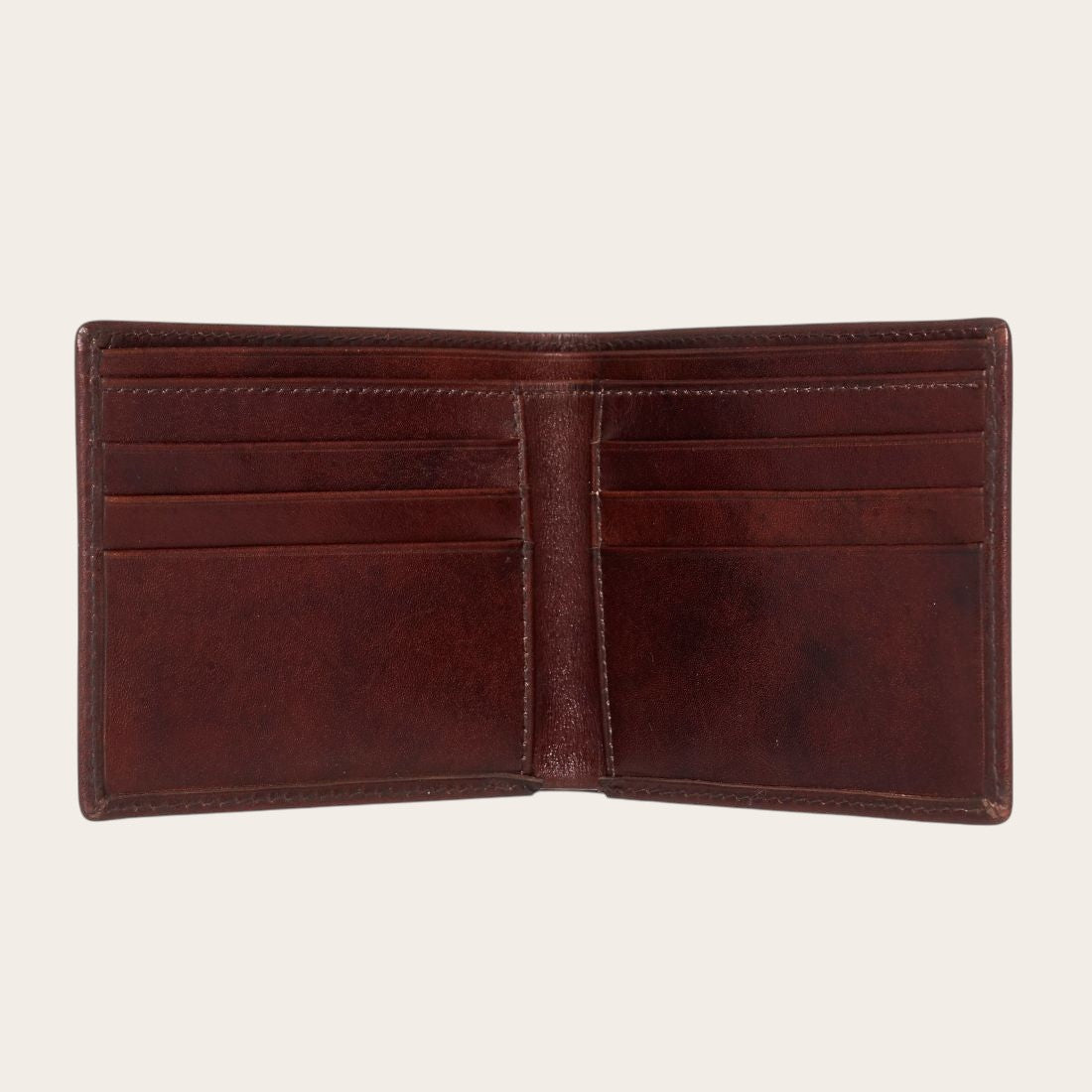 Billetera OLKI Ñuble Casataño de cuero marrón con múltiples ranuras para tarjetas.