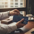 OLKI Billetera Lontué azul marino de cuero con múltiples ranuras para tarjetas y compartimento transparente.