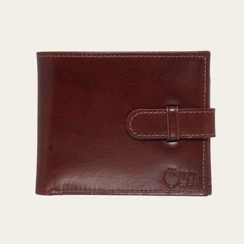 Billetera OLKI Lontué de cuero castaño con cierre de botón a presión y logo grabado. Diseño plegable con múltiples compartimentos.