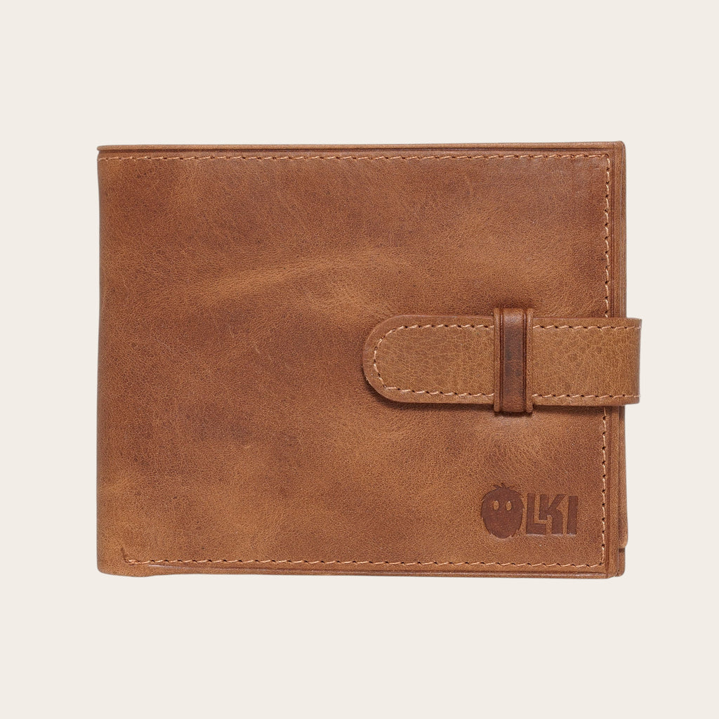 Billetera OLKI Lontué Habano de cuero marrón con cierre de pasador y logo grabado. Diseño clásico y funcional.