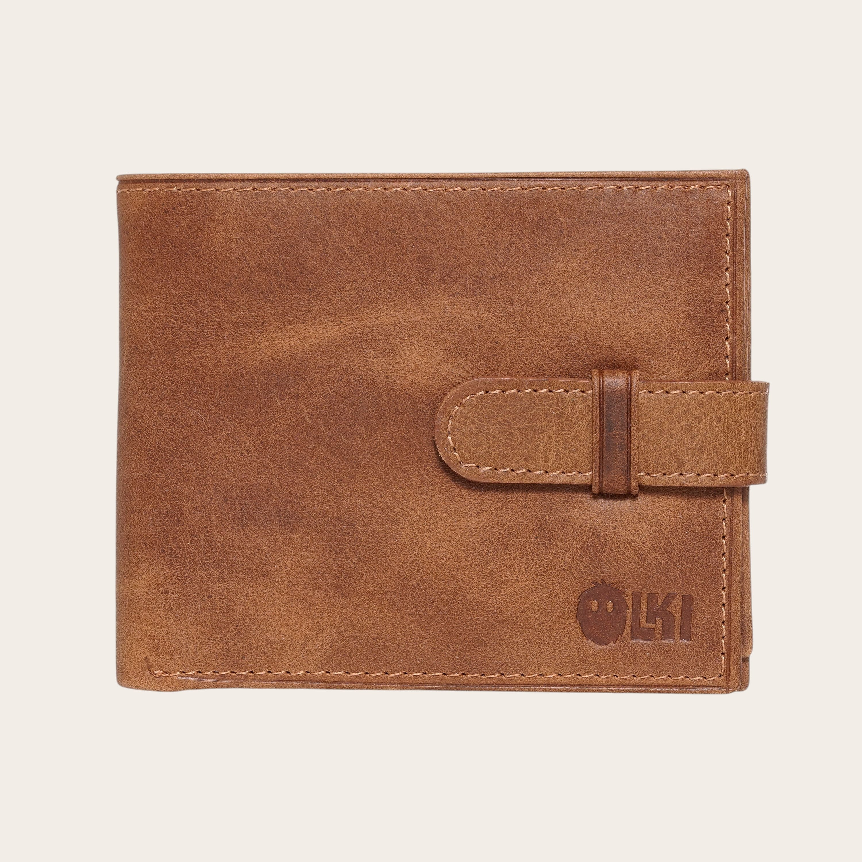 Billetera OLKI Lontué Habano de cuero marrón con cierre de pasador y logo grabado. Diseño clásico y funcional.