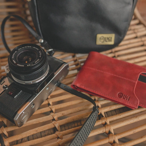 Billetera Ancoa Rojo de cuero de OLKI con ranuras para tarjetas y logo grabado. Estilo moderno y funcional.