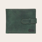 Billetera OLKI Lontué verde de cuero con acabado envejecido, cierre con pasador y logo grabado.
